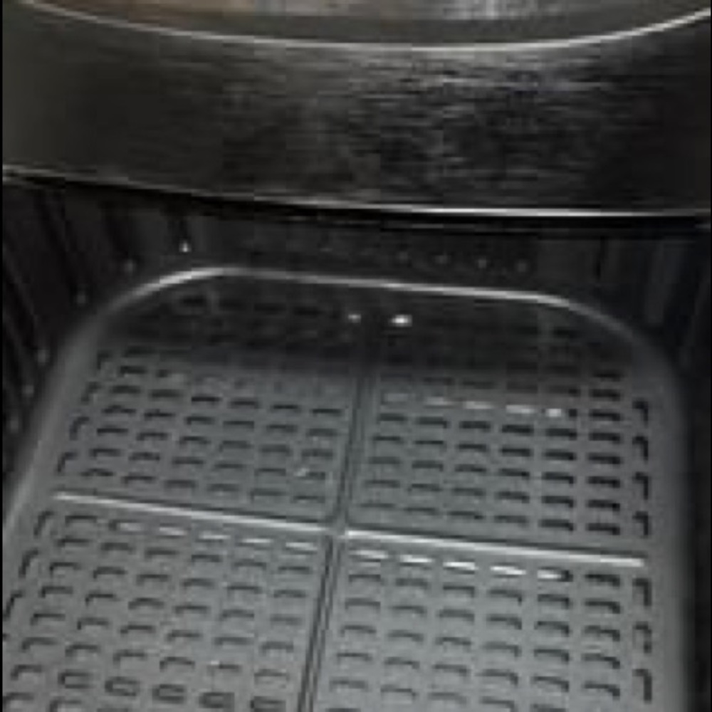 Cosori air fryer in good conditions used only a couple of times.